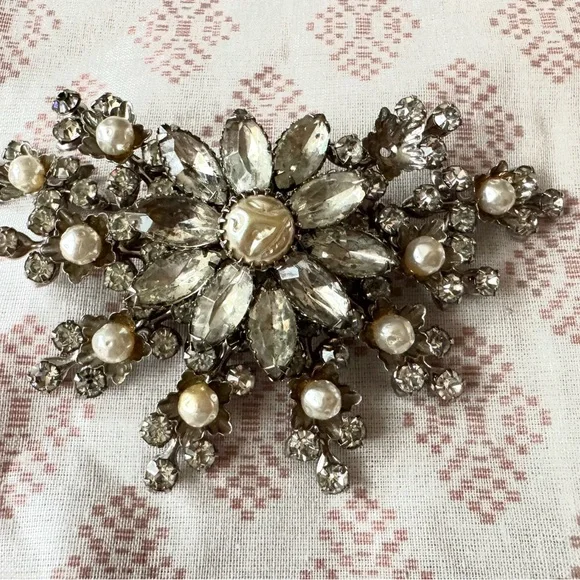 Rare Judy Lee Vintage Flower Rhinestone and Faux Pearl Brooch Pin - Picture 2 of 6